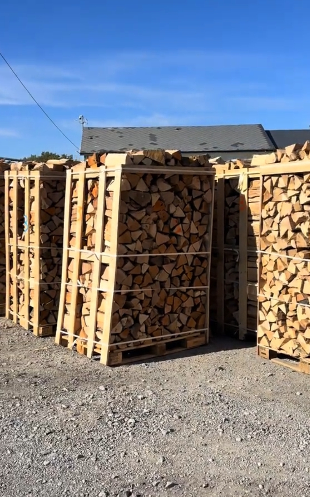 Brennholz in stabilen Holzpaletten